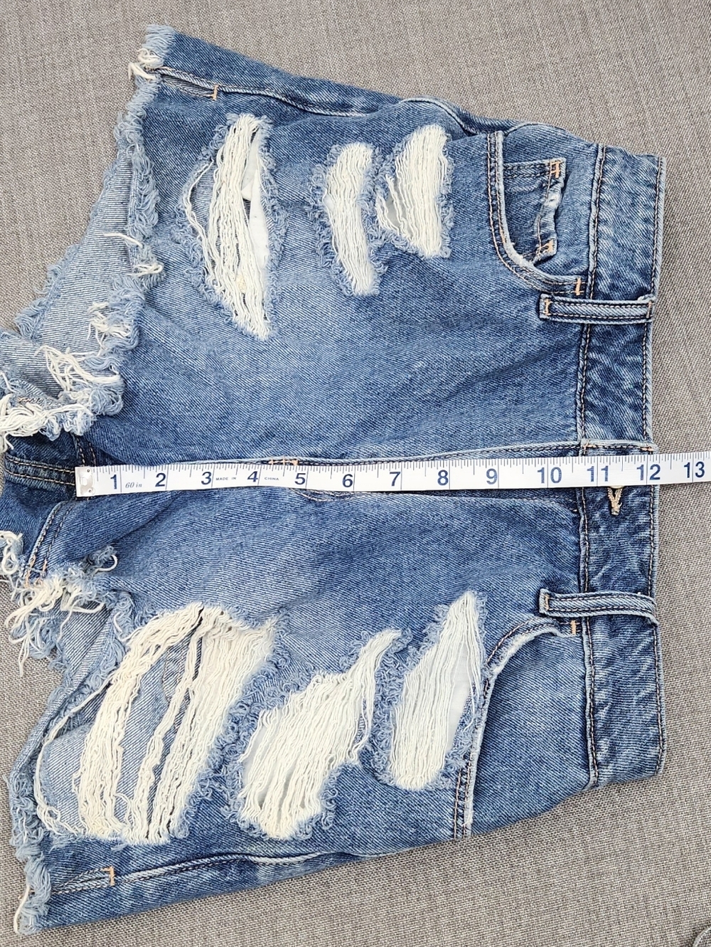 Hollister Ultra High-Rise Vintage Relaxed Mom Distressed Style Short. 100%Cotton - Picture 7 of 8
